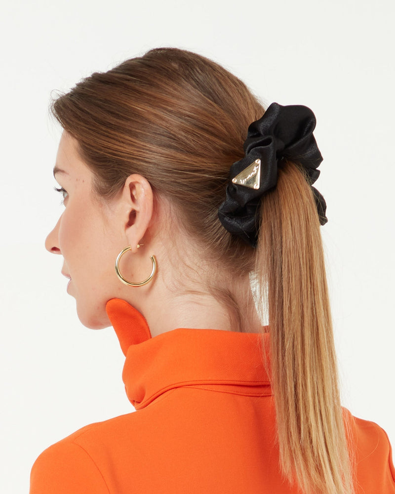 WE00702201Scrunchie_HeadbandSetBlack_Mood_1_048f2072-c8ee-4213-9694-d61fd20c05e0.jpg